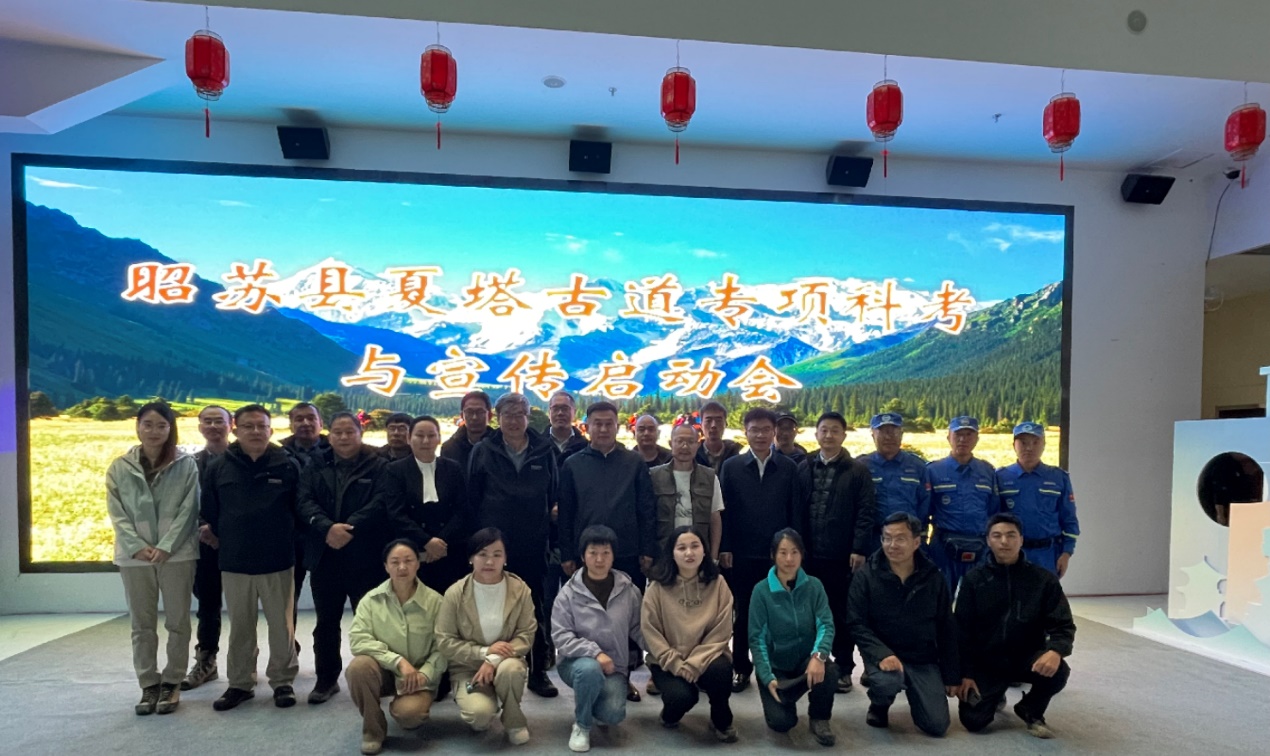 一群人站在一起

中度可信度描述已自动生成