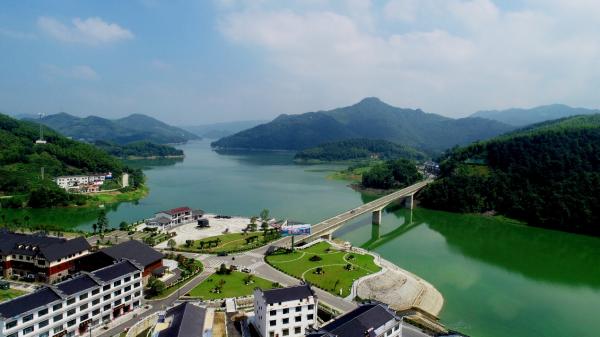 上稿2-大别山扶贫公路(1).jpg